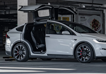 Сила автомобильных обновлений: Tesla вернула и улучшила работу автоматического открытия и закрытия дверей в Model X
