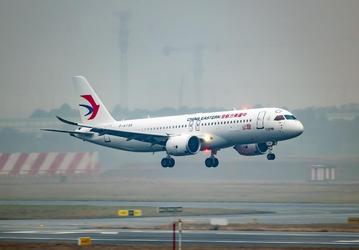 Китайский заменитель Boeing и Airbus перевозит пассажиров уже год. Средняя загрузка лайнеров COMAC C919 — около 80%