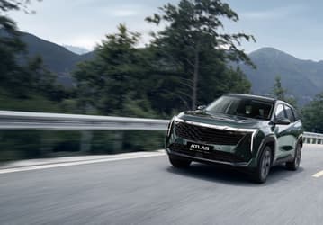 Объявлены цены на новый кроссовер Geely Atlas с полным приводом для России
