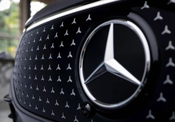 ДВС живее всех живых, а на электромобилях «далеко не уедешь». Mercedes-Benz и Stellantis меняют планы по строительству заводов по производству аккумуляторов для электромобилей