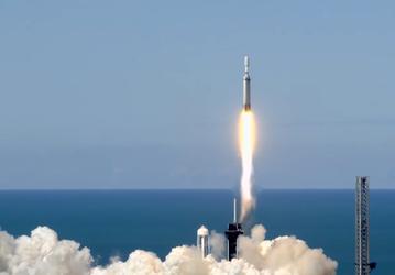 Очередной успешный запуск сверхтяжёлой ракеты SpaceX Falcon Heavy состоялся, несмотря на нелучшие погодные условия