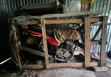 Это Jawa 350/360 за 2,1 млн рублей, которую даже никогда не заводили. В России продают капсулу времени в заводской упаковке