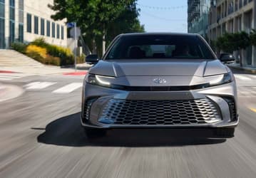 Теперь понятно, почему новейшую Toyota Camry продают в Китае со скидкой в 4,5 тысячи долларов. Продажи бизнес-седана рухнули