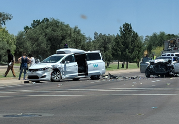 Несмотря на частые аварии, беспилотные автомобили в разы безопаснее людей за рулем, о чем заявили в Waymo