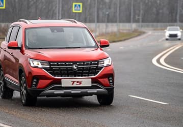 Мотор от Mitsubishi, максимальная цена 1,9 млн рублей и внешность от бывшего дизайнера Volvo и Mercedes-Benz. Автомобили Forthing T5 Evo российской сборки подешевели к началу продаж