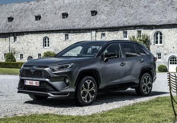 Продать 5-летний Toyota RAV4, чтобы пересесть на новый Haval Jolion. «Автостат» назвал подержанные кроссоверы с наибольшей остаточной стоимостью