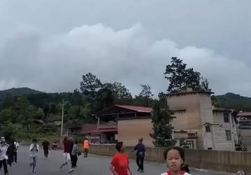 Видео дня: жители китайской деревни убегают от падающей с неба первой ступени ракеты