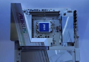 Gigabyte совершила «переворот» в индустрии. Представлена Z Aorus Tachyon ICE, у которой сокет повернут на 90 градусов, а вместо слотов для памяти — разъемы M.2