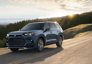 Большой кроссовер Toyota Grand Highlander подешевел в России на миллион рублей
