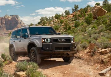 Новейший внедорожник Toyota Land Cruiser Prado 250 сильно подешевел в России. Стоимость машин в наличии упала на 1,7 миллиона рублей всего за месяц