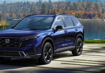 Надежный кроссовер Honda CR-V последнего поколения подешевел в России: доступнее стали бензиновые версии с передним и полным приводом, а также гибрид