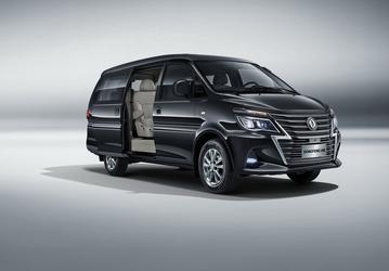В Белоруссии начали продавать микроавтобус Dongfeng M5 на платформе Mitsubishi Delica. Без полного привода, но с турбомотором Mitsubishi — всего 2,25 млн рублей