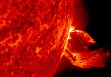 Учёные научились точно предсказывать скорость и время, когда корональный выброс массы столкнётся с Землёй, даже до полного извержения
