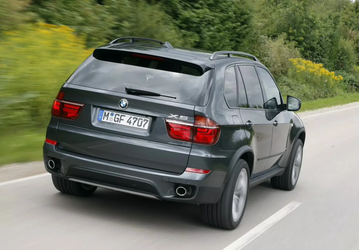 Дверь BMW X5 с автодоводчиком отрубила программисту палец, он отсудил у компании почти 2 млн долларов