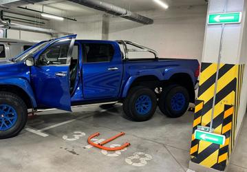 «Таких машин в мире 2 штуки». В России продают уникальную шестиколесную Toyota Hilux от Arctic Trucks