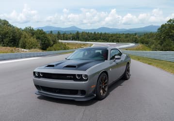 Мощнейший Dodge Challenger приехал в Россию из США. У Dodge Challenger SRT Hellcat 6,2-литровый мотор мощностью 717 л.с.