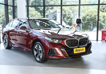 В России начали продавать особую версию «пятёрки» нового поколения — BMW i5 Long