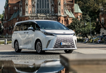 Первый в истории минивэн Lexus на базе Toyota Alphard снова привезли в России: сколько сегодня просят за Lexus LM