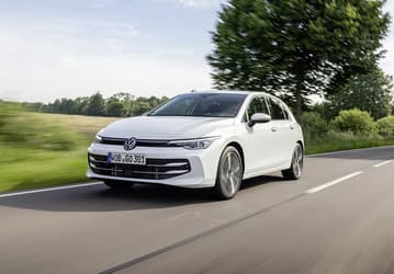 В Россию привезли последний Volkswagen Golf с бензиновым мотором. Golf MK8.5 с Chat GPT и мотором 150 л.с оценили в 3,69 млн рублей