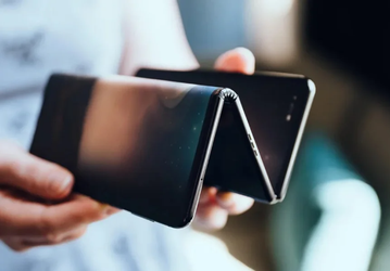 Первый смартфон Huawei с двумя шарнирами, тремя панелями и уменьшенными складками представят совсем скоро