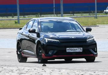  КамАЗ показал «злой» «Москвич 6»: 184 л.с. и красный спортивный обвес