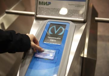 Петербургское метро: почти все турникеты принимают банковские карты, с осени запустят оплату по биометрии