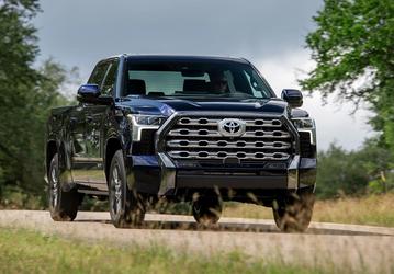 В Россию приехал флагманский японский пикап Toyota Tundra CrewMax с максимально просторным салоном. Ненамного дороже Land Cruiser 300