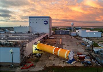 Основная ступень лунной ракеты SLS отправляется в Космический центр Кеннеди