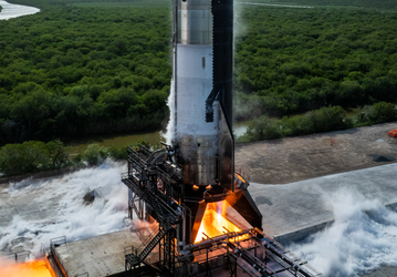 SpaceX запускает двигатели космического корабля Starship перед пятым испытательным полетом: фото и видео