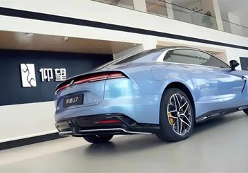 Аналог Mercedes-Benz EQS и BMW i7 мощностью более 1300 л.с. с крошечным радиусом разворота: флагманские седаны BYD Yangwang U7 появились в китайских салонах