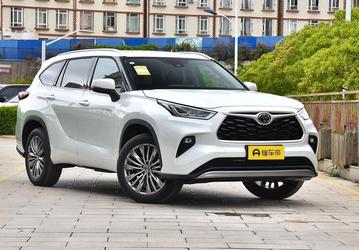 Toyota Highlander неуклонно дешевеет в России. Столичный дилер снизил стоимость популярного кроссовера на 700 тыс. рублей
