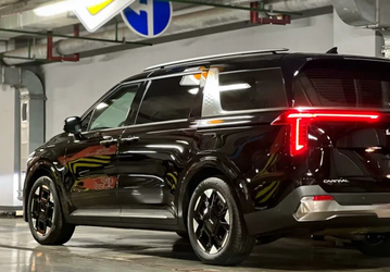 Новый Kia Carnival привезли в Россию. Названы цены
