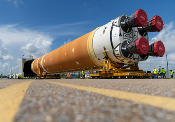 Началось путешествие гигантской лунной ракеты SLS для первого пилотируемого полёта NASA Artemis 2