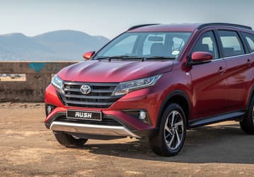 Cемиместный кроссовер Toyota Rush сильно подешевел в России