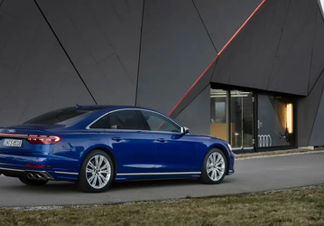 В России начались продажи новейшего Audi S8 2024