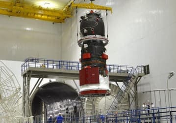 Грузовой корабль «Прогресс МС-28» готовят к испытаниям на герметичность. Его поместили в вакуумную камеру