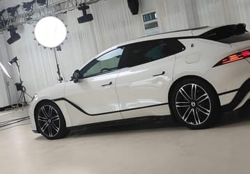 Новейшее детище Mercedes-Benz и BYD с управлением задними колёсами и системой «Глаз Бога». Появились живые фото Denza Z9 GT в белом и черном, с электрической и гибридной трансмиссией