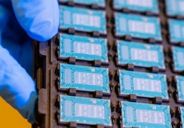 AMD может обойти и Samsung, и Intel, первой выпустив частично стеклянные процессоры. Компания уже тестирует стеклянные подложки