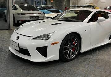 Lexus LFA — самый дорогой праворульный автомобиль в России. За него просят 100 млн рублей