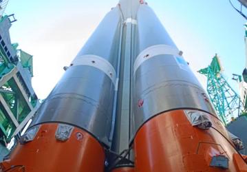 Особенный рассвет на Байконуре: космический корабль «Прогресс МС-28» установили на стартовую площадку