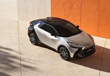 В 2018 году Toyota C-HR стоила в России 1,3 млн рублей, сейчас — 5,2 млн. Дилер привез гибридный Toyota C-HR последнего поколения с полным приводом