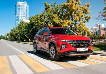 Крупные столичные дилеры привезли в Россию кроссоверы Hyundai Tucson Travel 2024 с полным приводом. Цена — 3,7 млн рублей