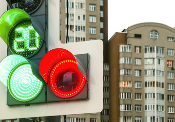 В Москве тестируют светофоры, которые предупреждают людей на переходе, что из-за поворота может появиться машина