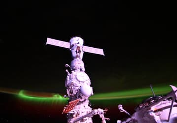 Фото дня: корабль «Союз МС-25» с борта МКС на фоне рассвета