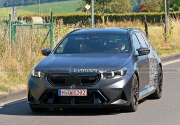 Новейший универсал BMW M5 Touring 2025 показали вживую накануне анонса