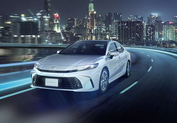 Новейшая Toyota Camry 2025 вышла с привычным 2,5-литровым ДВС в Катаре и Саудовской Аравии