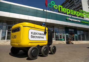 Роботы-курьеры Яндекса начали доставлять заказы из «Пятёрочки» и «Перекрёстка» – бесплатно