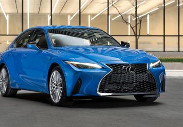 Аналог «тройки» BMW и Mercedes-Benz C-класса от Lexus: дилер привез в Россию рестайлинговый Lexus IS и продает его по цене Toyota Camry