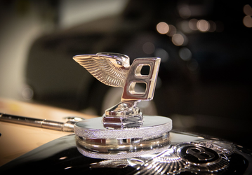 Фирменный логотип Bentley на капоте превратится в настоящий дрон. Он позволит следить за дорожной ситуацией и искать парковочные места