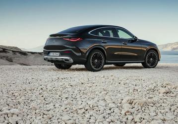 В России возобновились продажи кроссоверов Mercedes-Benz GLC: у московских дилеров появились Mercedes-Benz GLC 300 4MATIC 2024 с «автоматом» и полным приводом